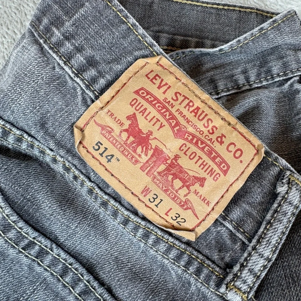 Levi's Jeans Mens 31x32 (Fits 30x31) 514 Slim Straight Gray Faded Denim